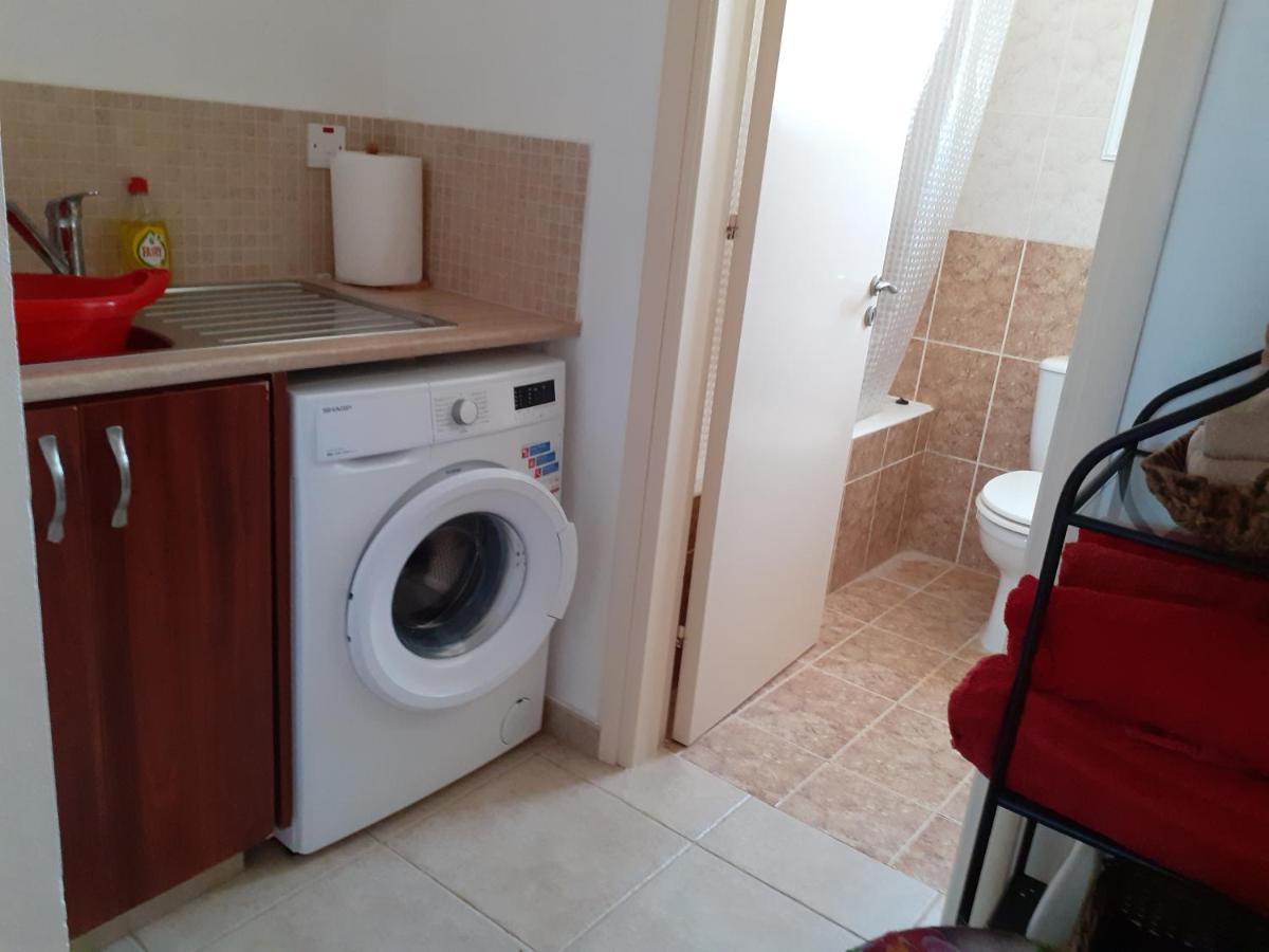 Beautiful 2-Bed House In Mandria Paphos Villa Buitenkant foto
